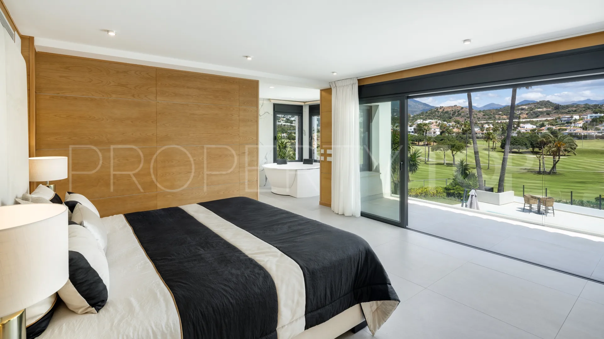 For sale Nueva Andalucia 5 bedrooms villa