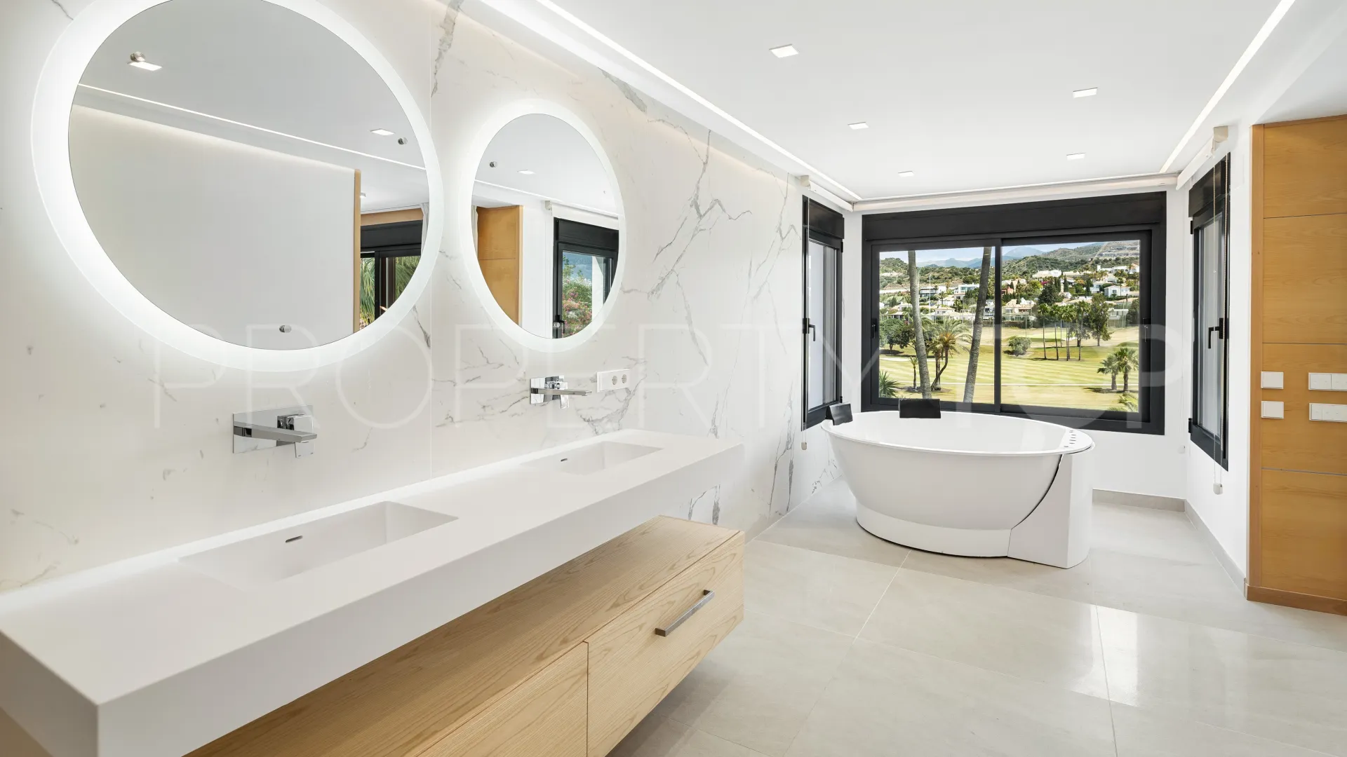 For sale Nueva Andalucia 5 bedrooms villa