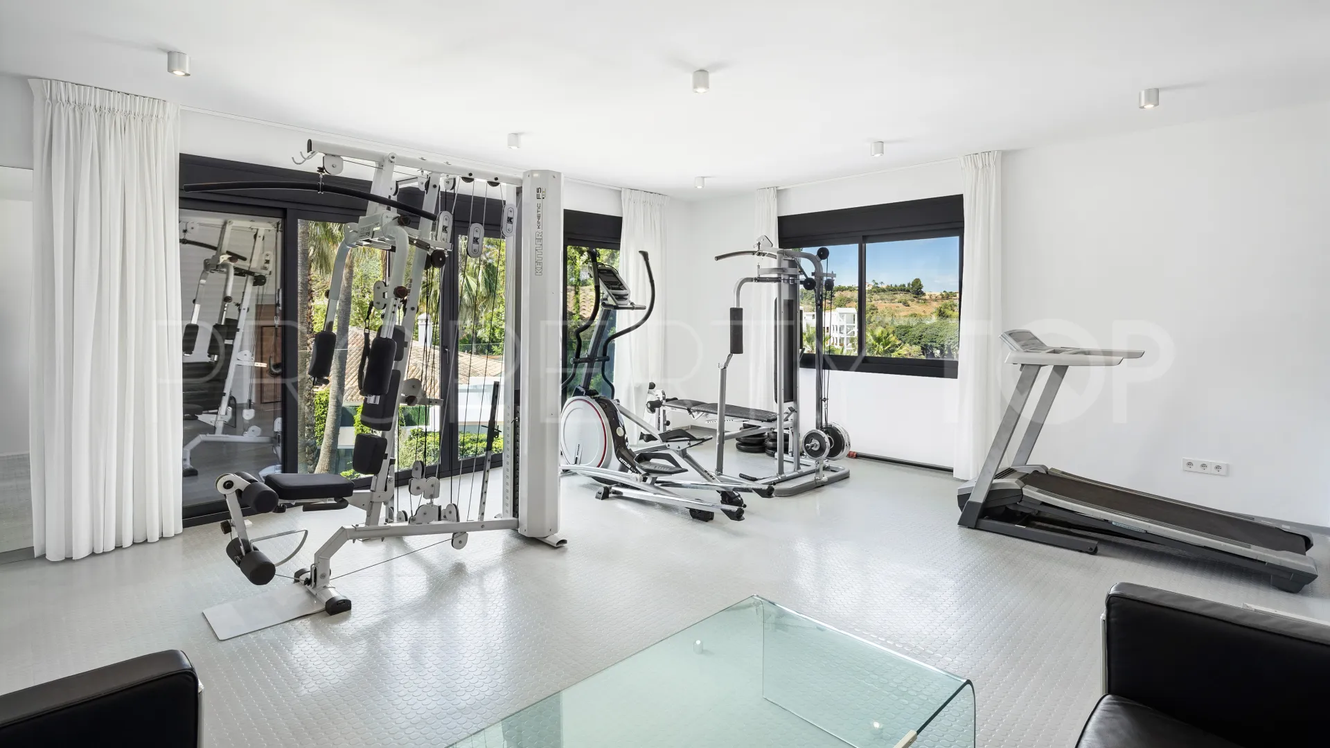 For sale Nueva Andalucia 5 bedrooms villa