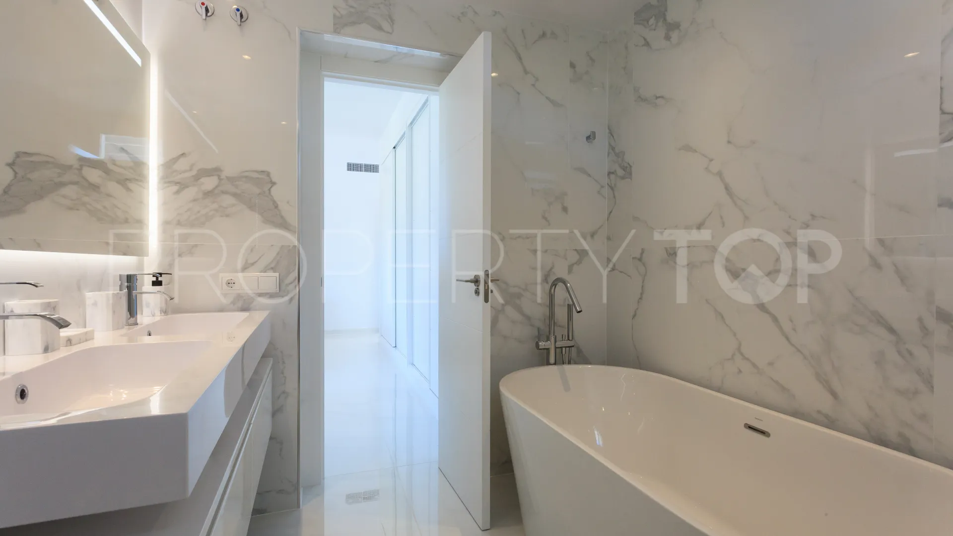 Villa in Nueva Andalucia for sale