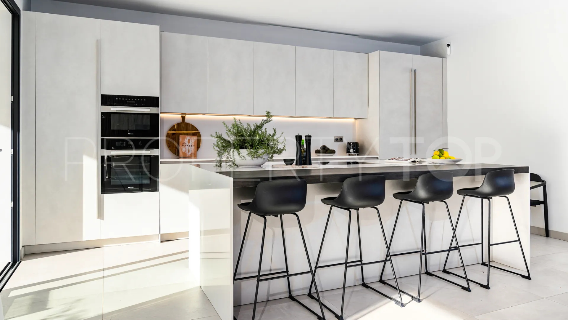 Villa en venta con 5 dormitorios en Marbella - Puerto Banus