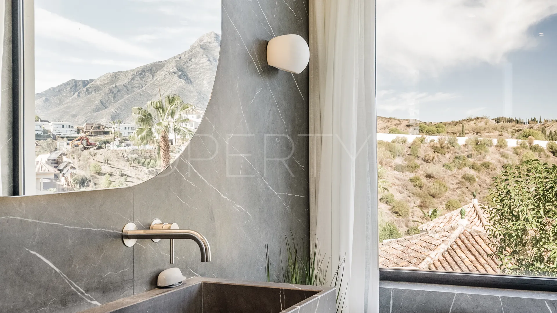 5 bedrooms Los Naranjos Hill Club villa for sale