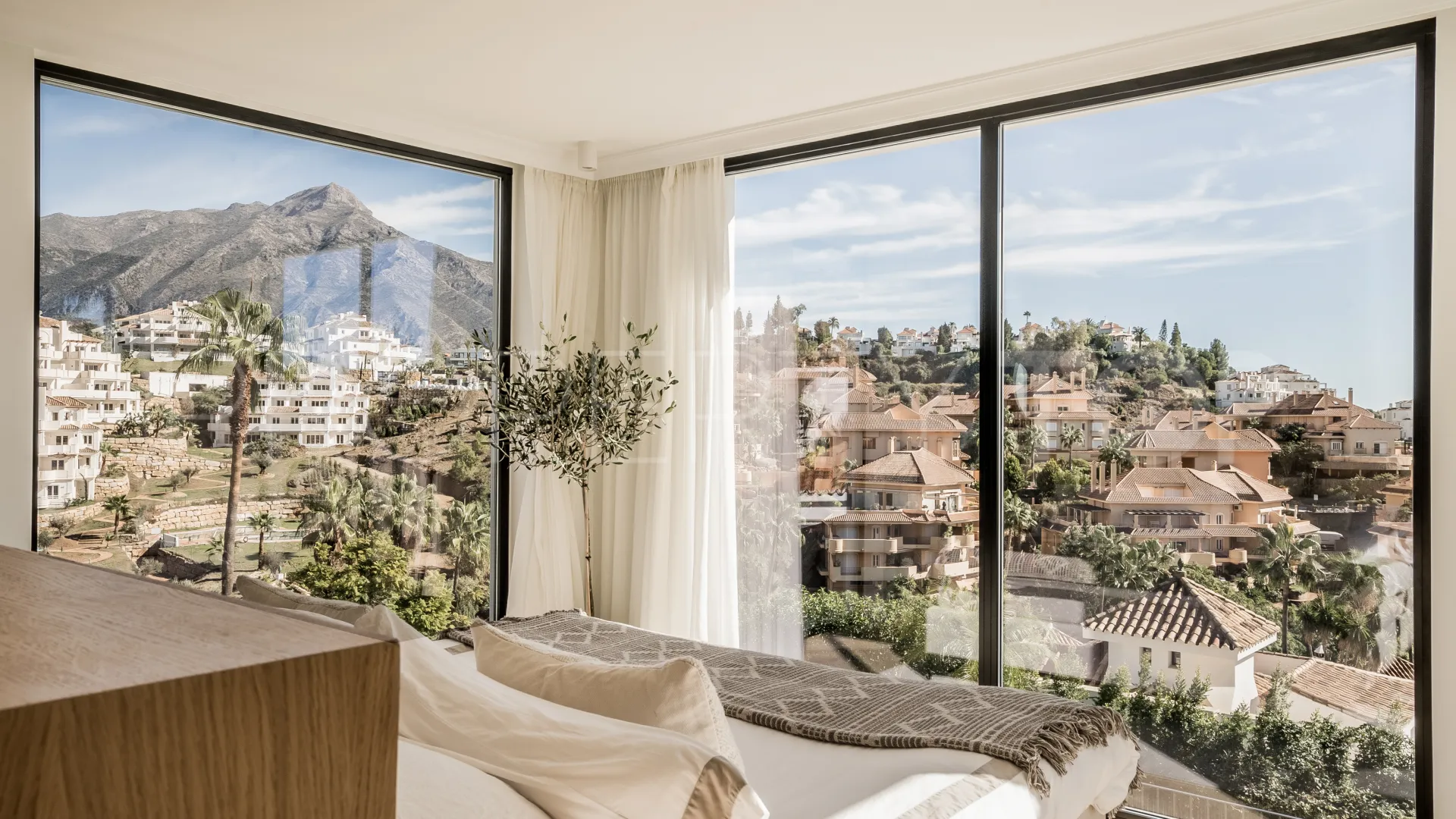 5 bedrooms Los Naranjos Hill Club villa for sale