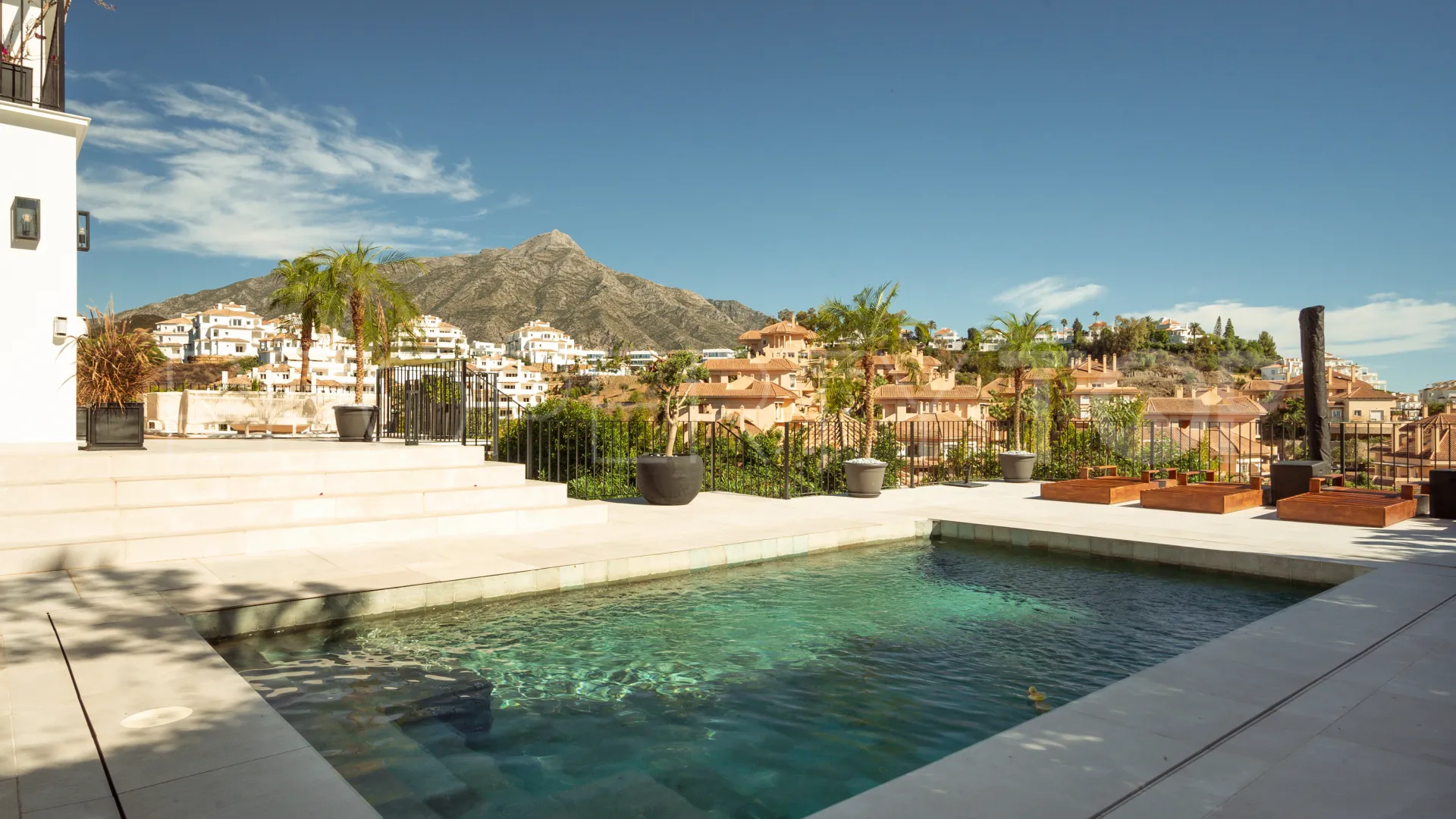 5 bedrooms Los Naranjos Hill Club villa for sale