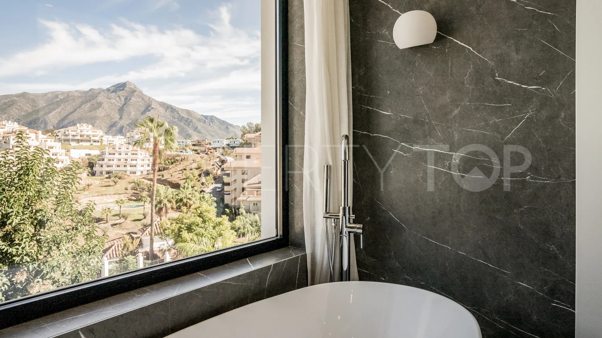 5 bedrooms Los Naranjos Hill Club villa for sale