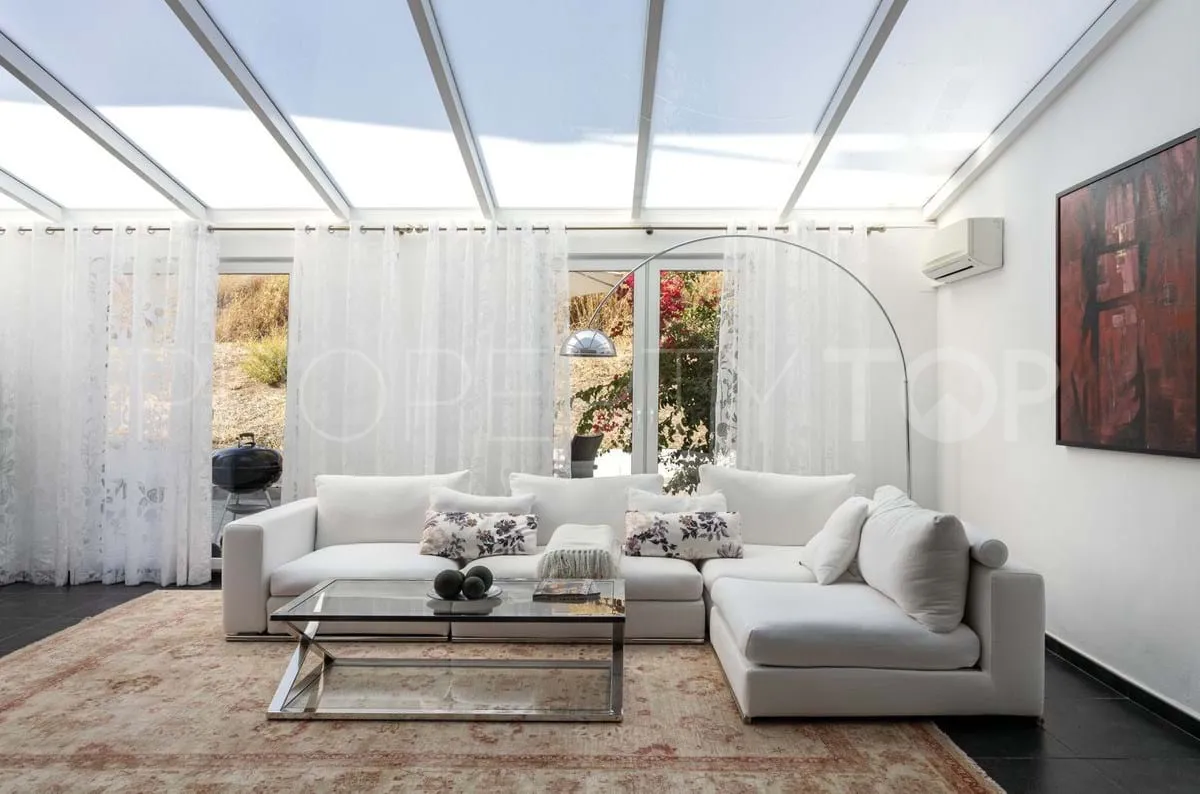 Villa for sale in Nueva Andalucia