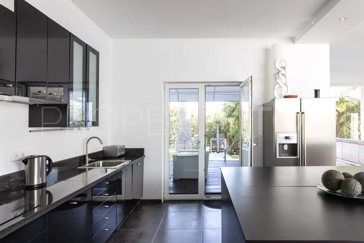 Villa for sale in Nueva Andalucia