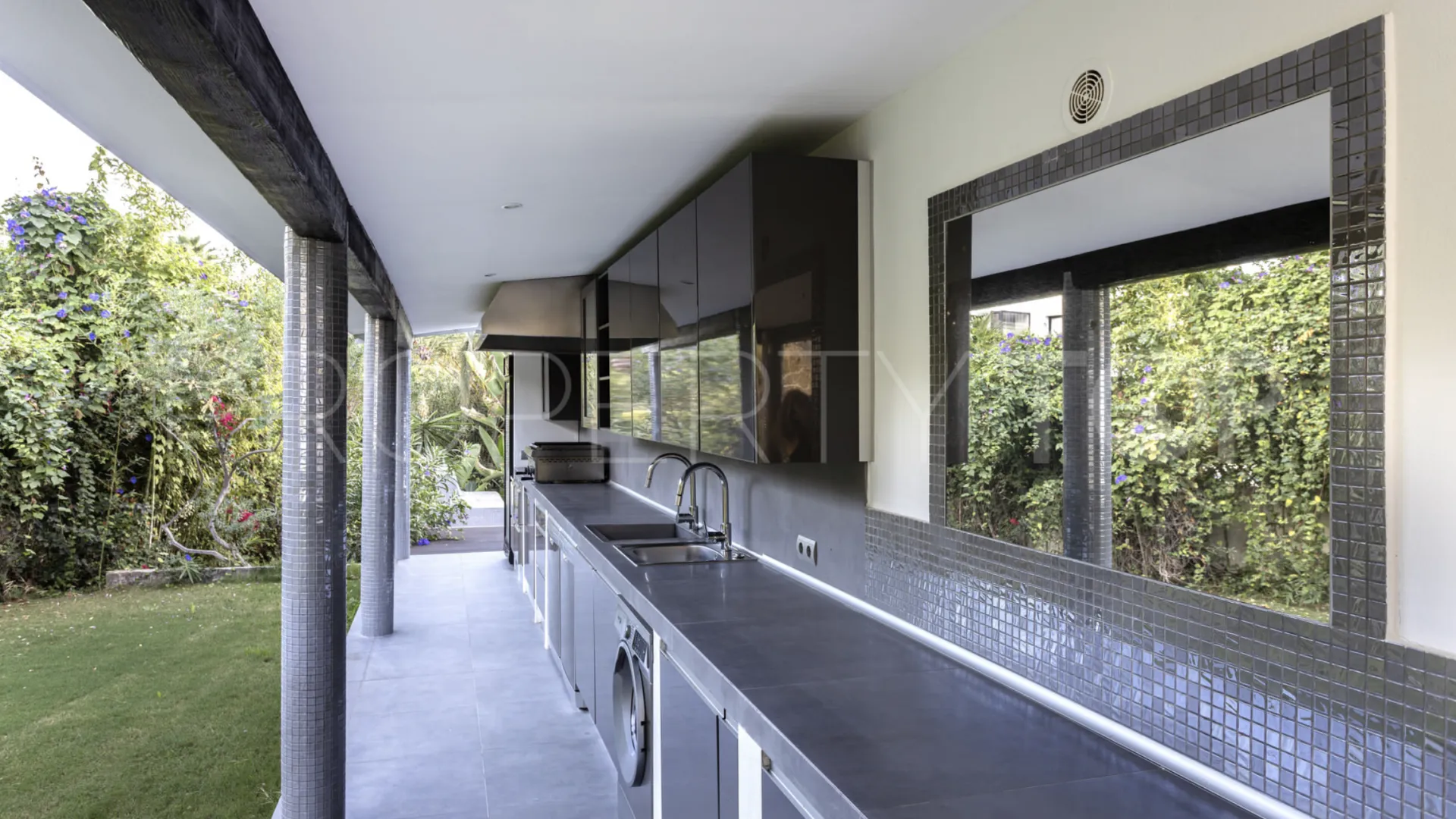 Villa for sale in Nueva Andalucia