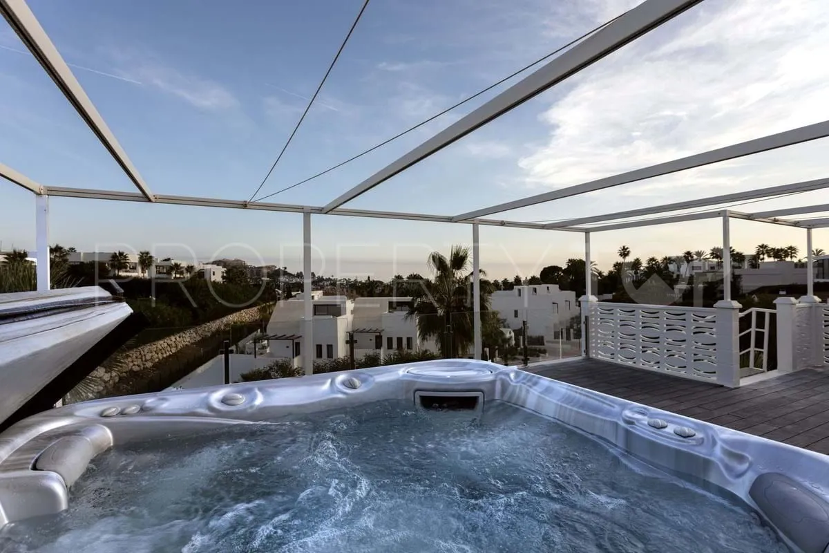 Villa for sale in Nueva Andalucia