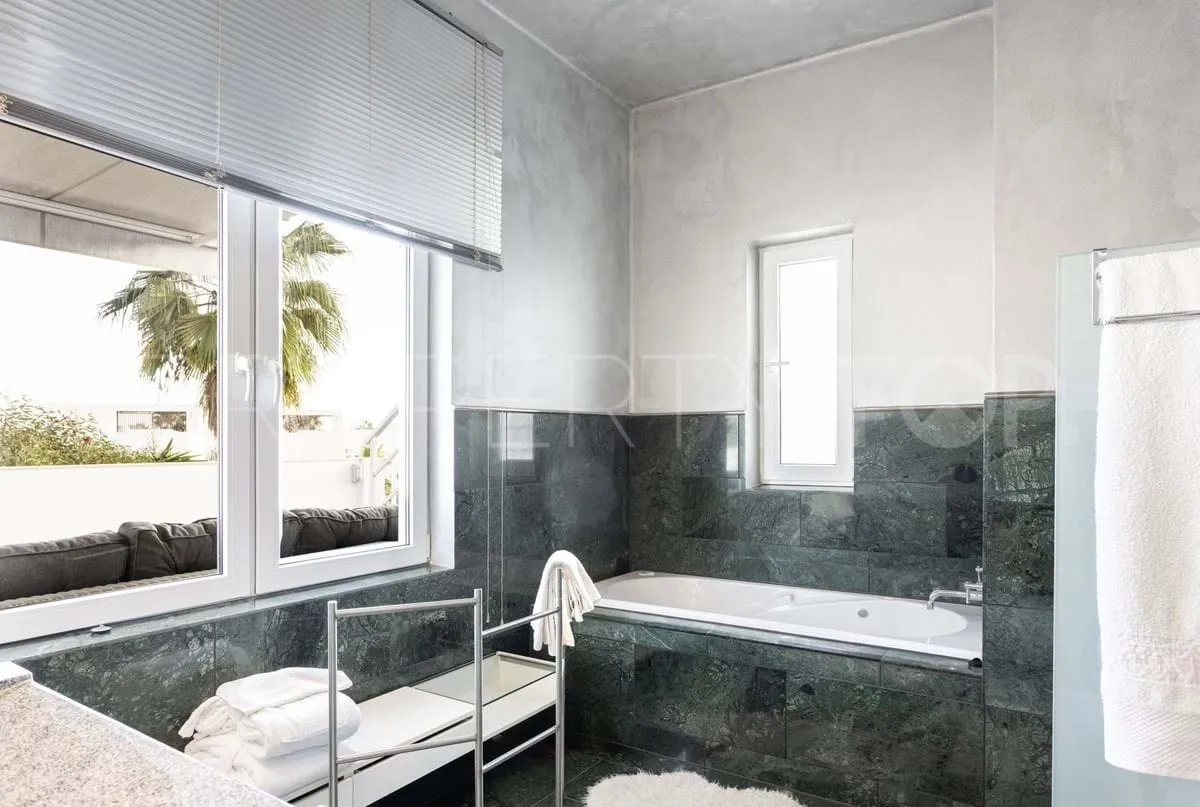 Villa for sale in Nueva Andalucia