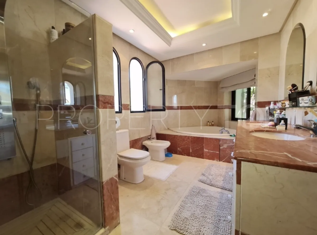 Villa for sale in Nueva Andalucia with 9 bedrooms