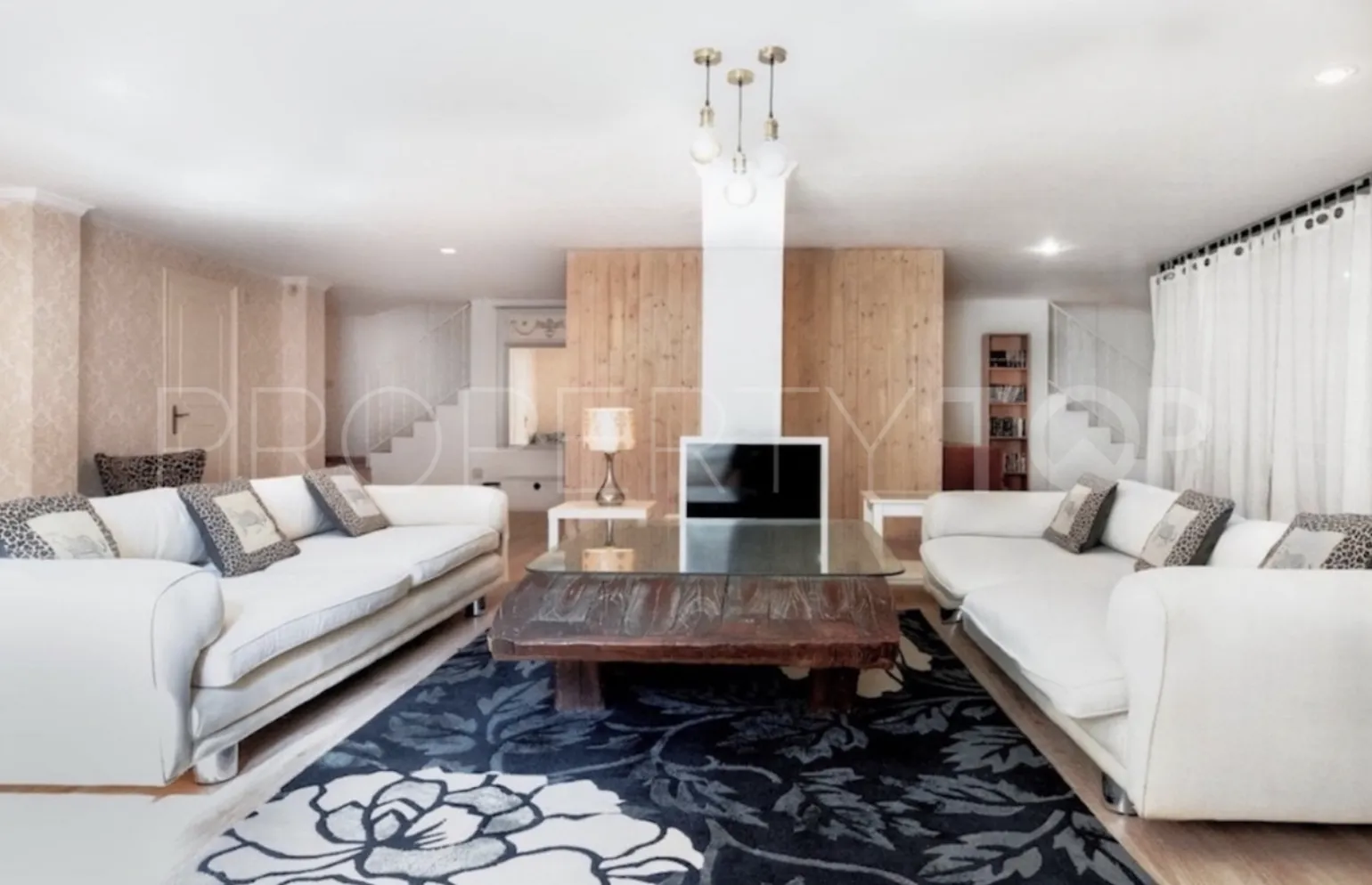 Villa for sale in Nueva Andalucia with 9 bedrooms