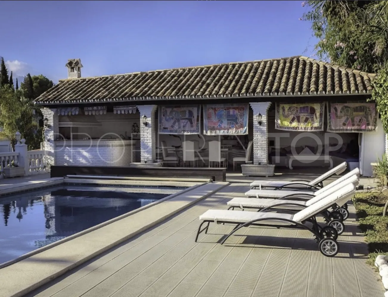 Villa for sale in Nueva Andalucia with 9 bedrooms