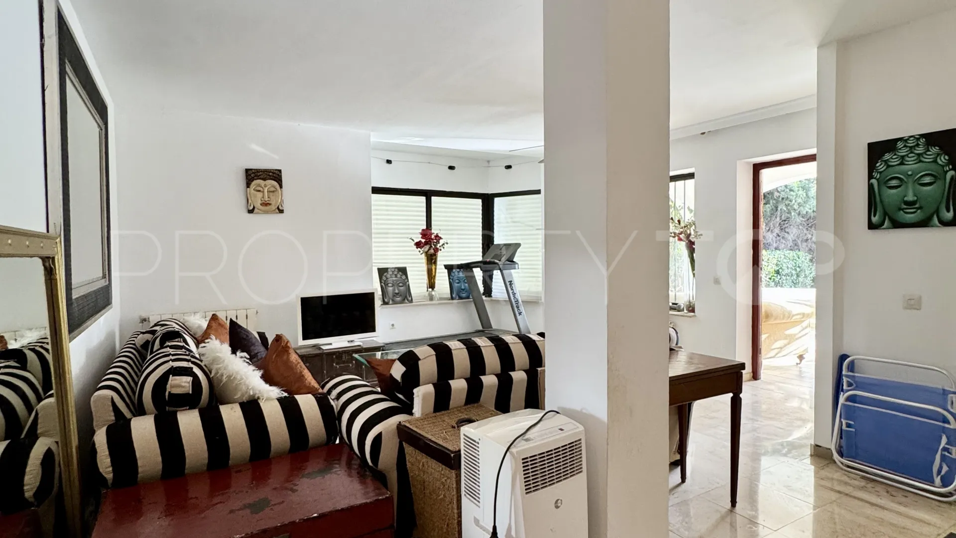 Villa for sale in Nueva Andalucia with 9 bedrooms