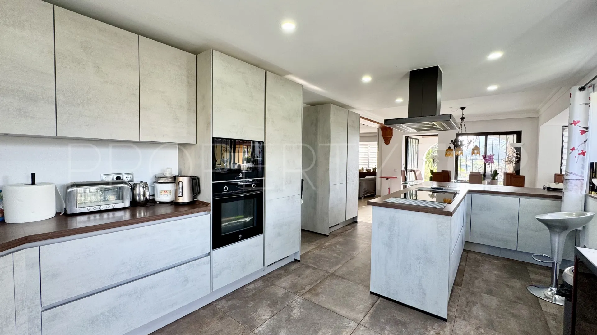 Villa for sale in Nueva Andalucia with 9 bedrooms