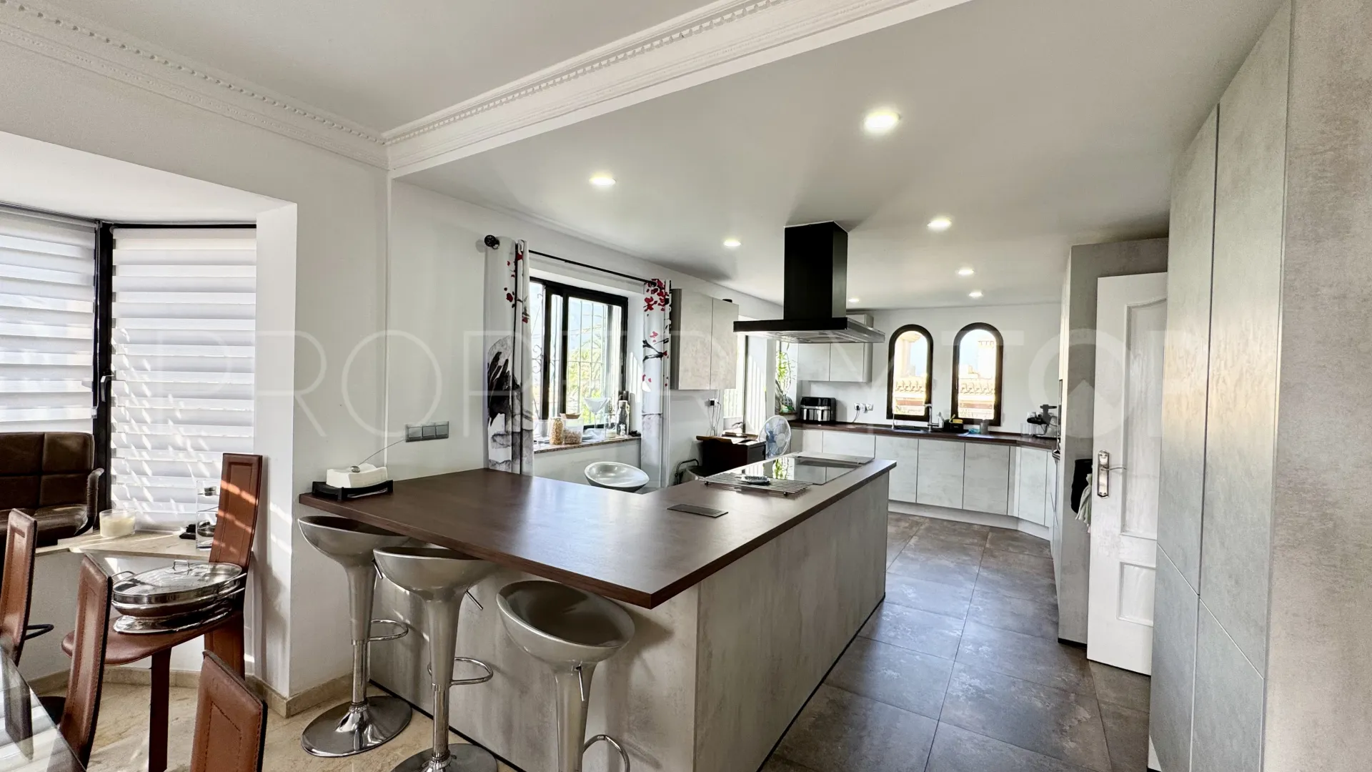 Villa for sale in Nueva Andalucia with 9 bedrooms