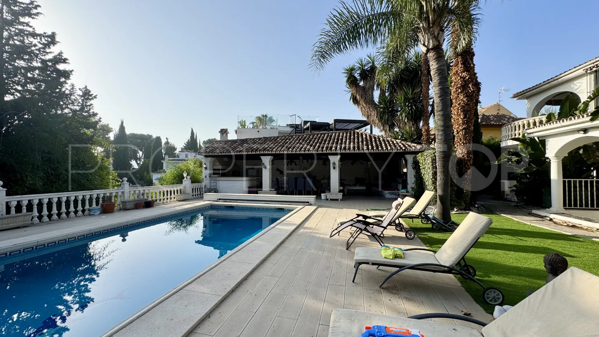 Villa for sale in Nueva Andalucia with 9 bedrooms