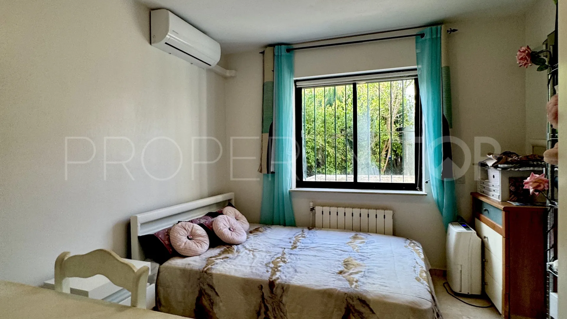Villa for sale in Nueva Andalucia with 9 bedrooms