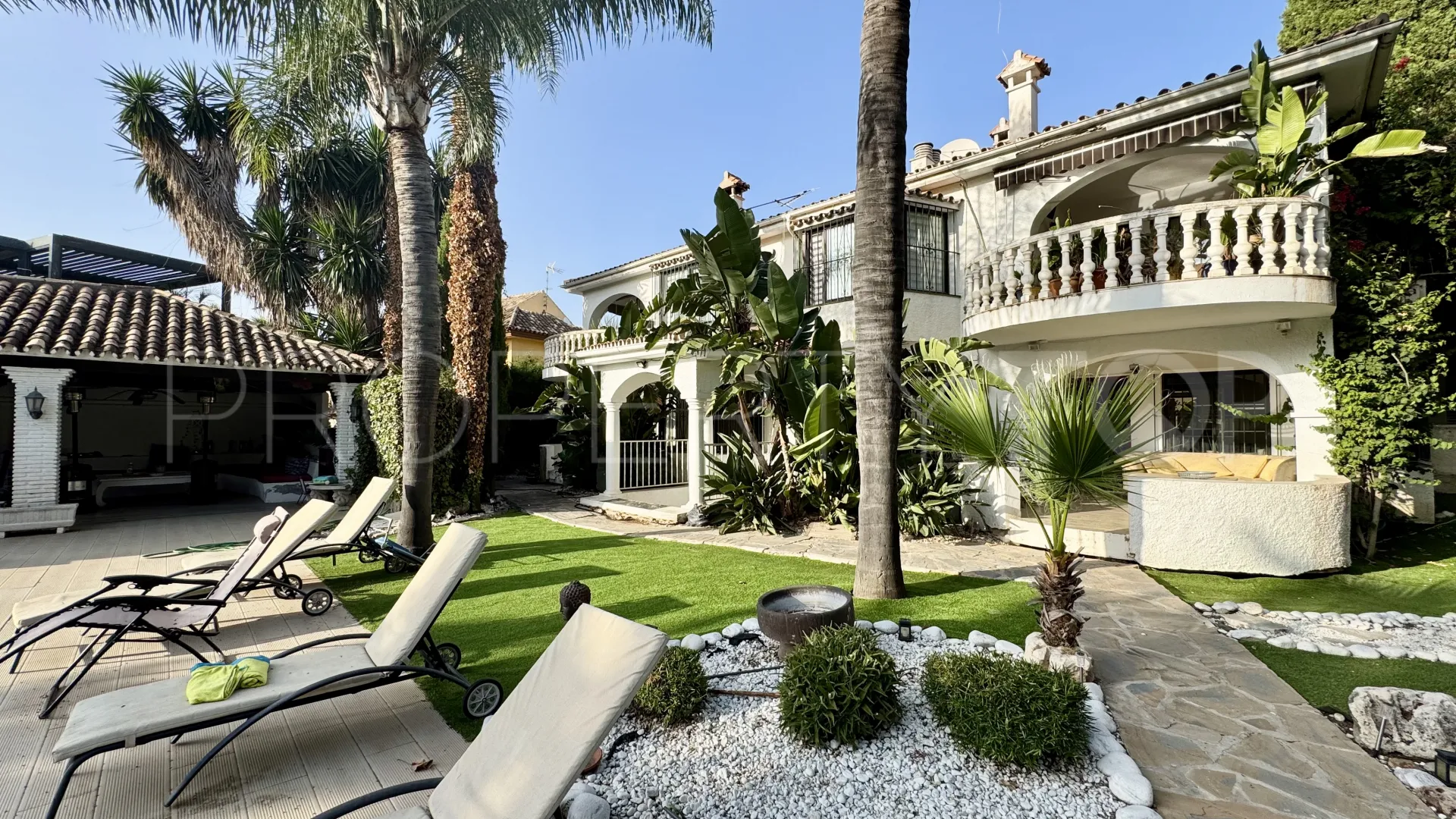Villa for sale in Nueva Andalucia with 9 bedrooms