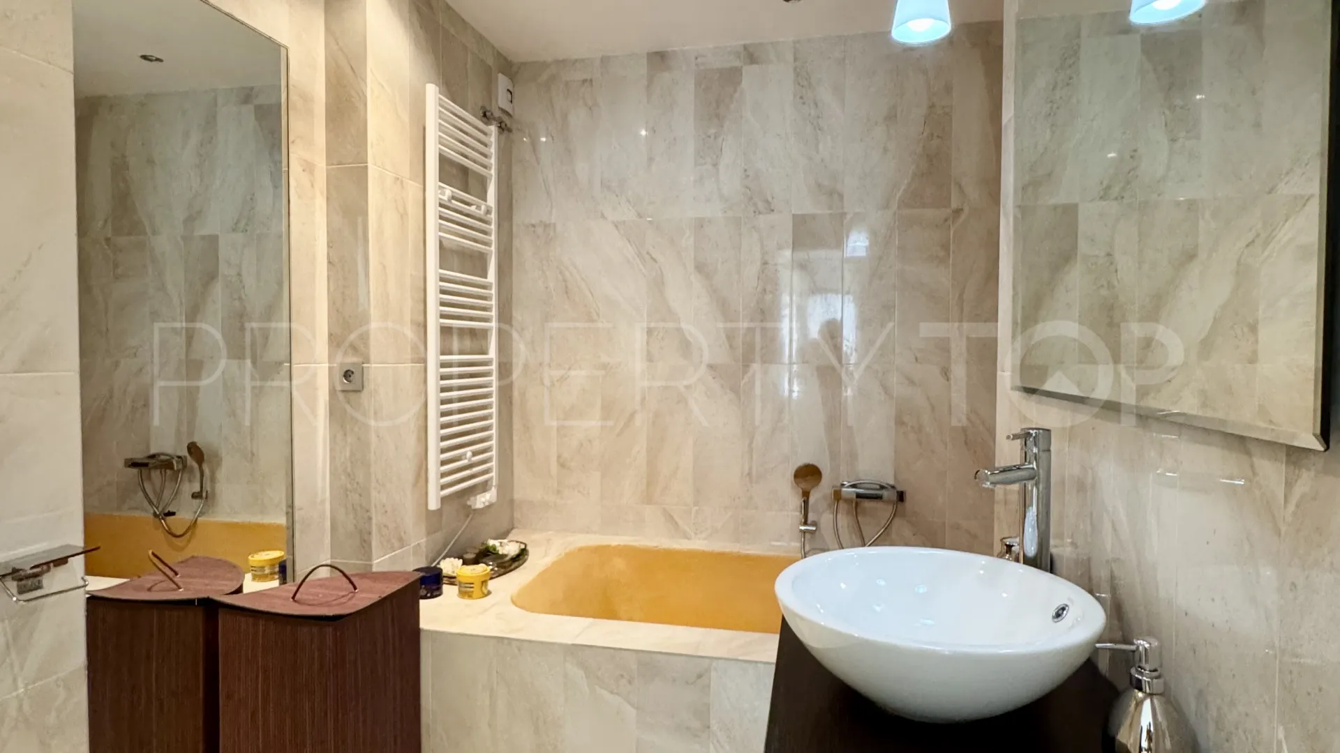Villa for sale in Nueva Andalucia with 9 bedrooms
