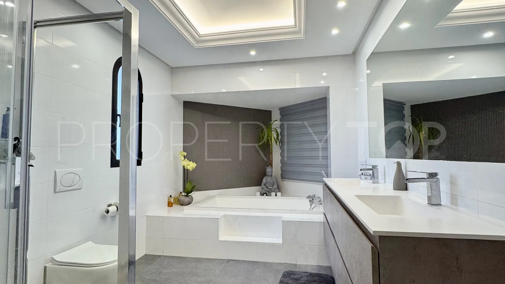 Villa for sale in Nueva Andalucia with 9 bedrooms