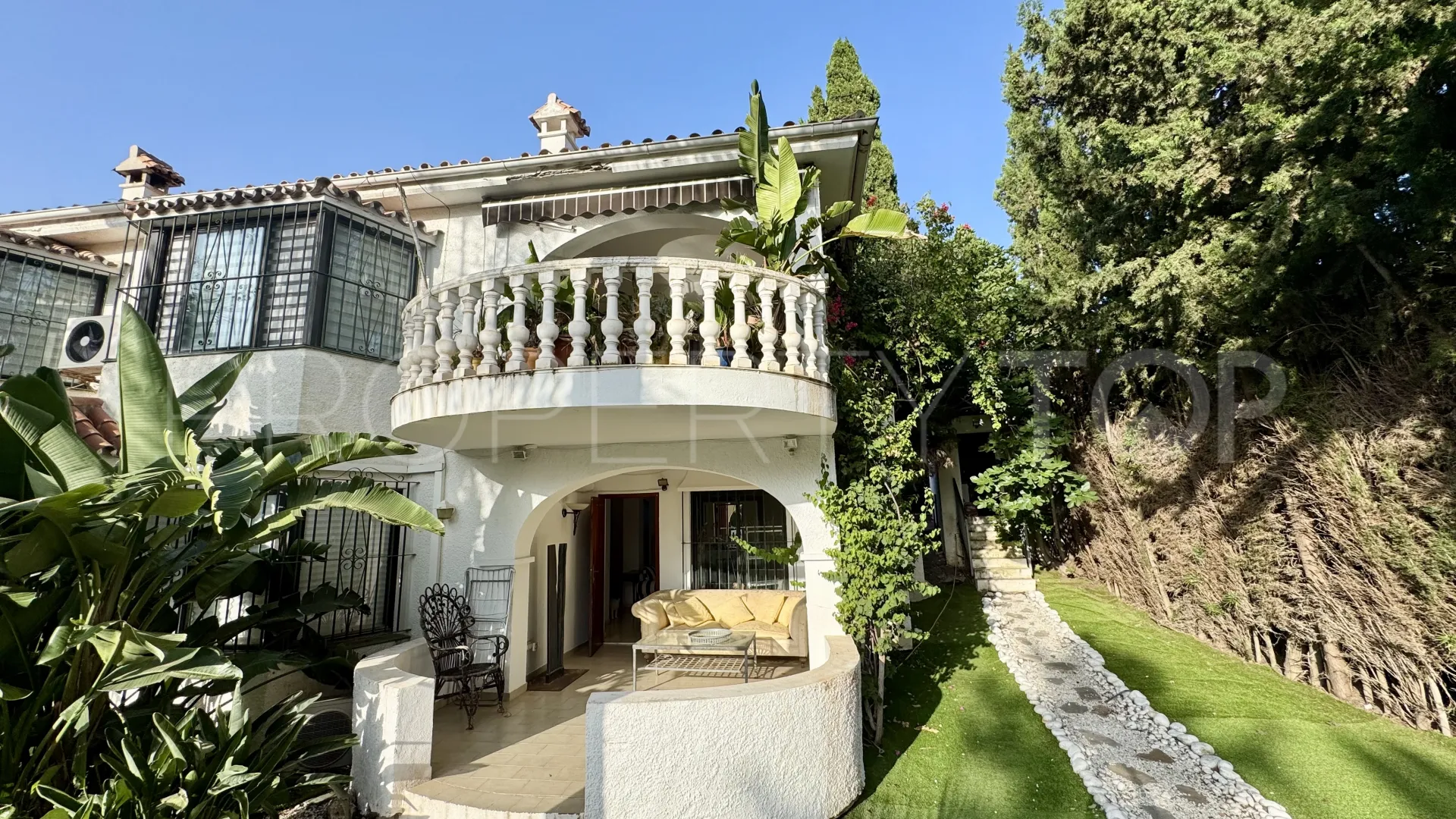 Villa for sale in Nueva Andalucia with 9 bedrooms