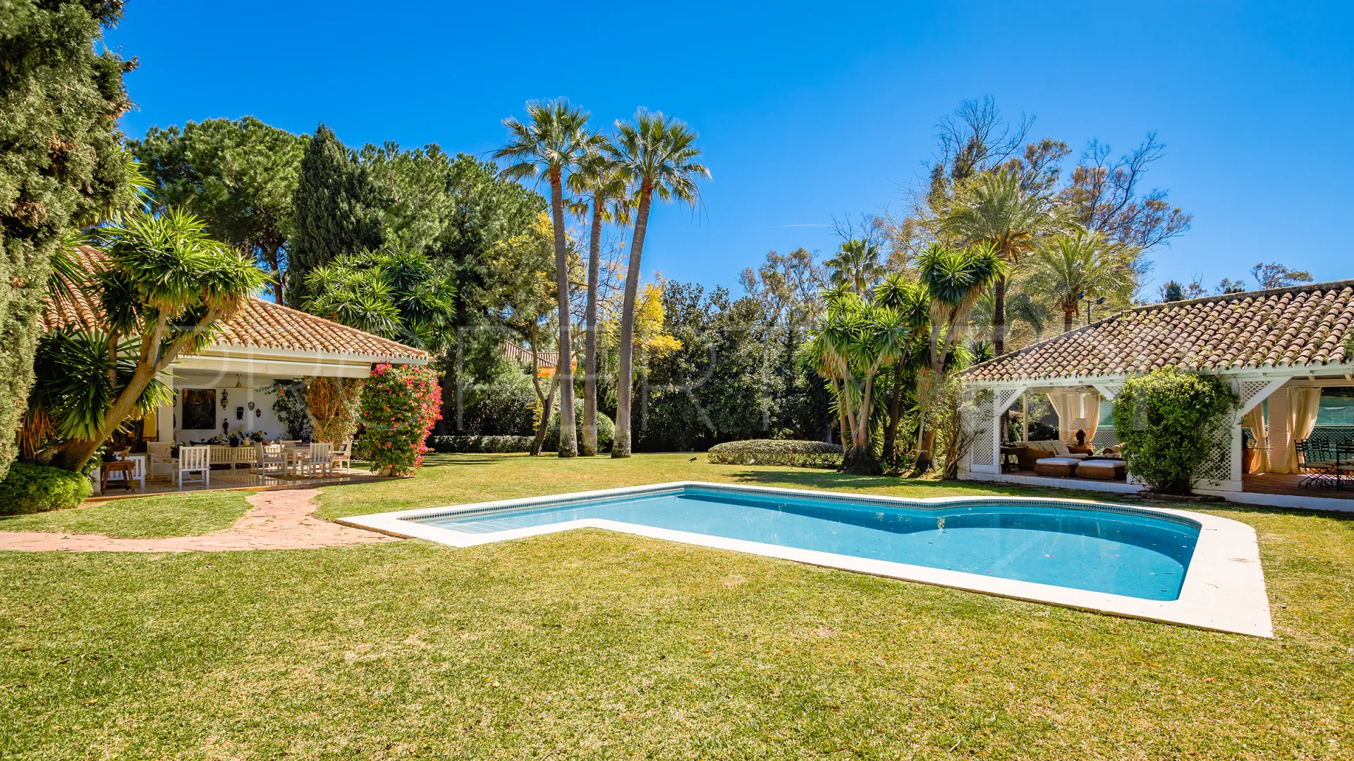 For sale villa with 6 bedrooms in Guadalmina Baja