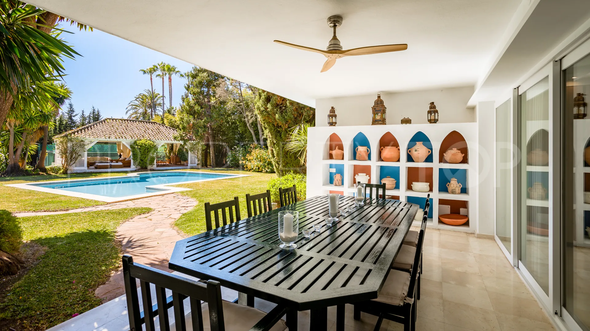 For sale villa with 6 bedrooms in Guadalmina Baja