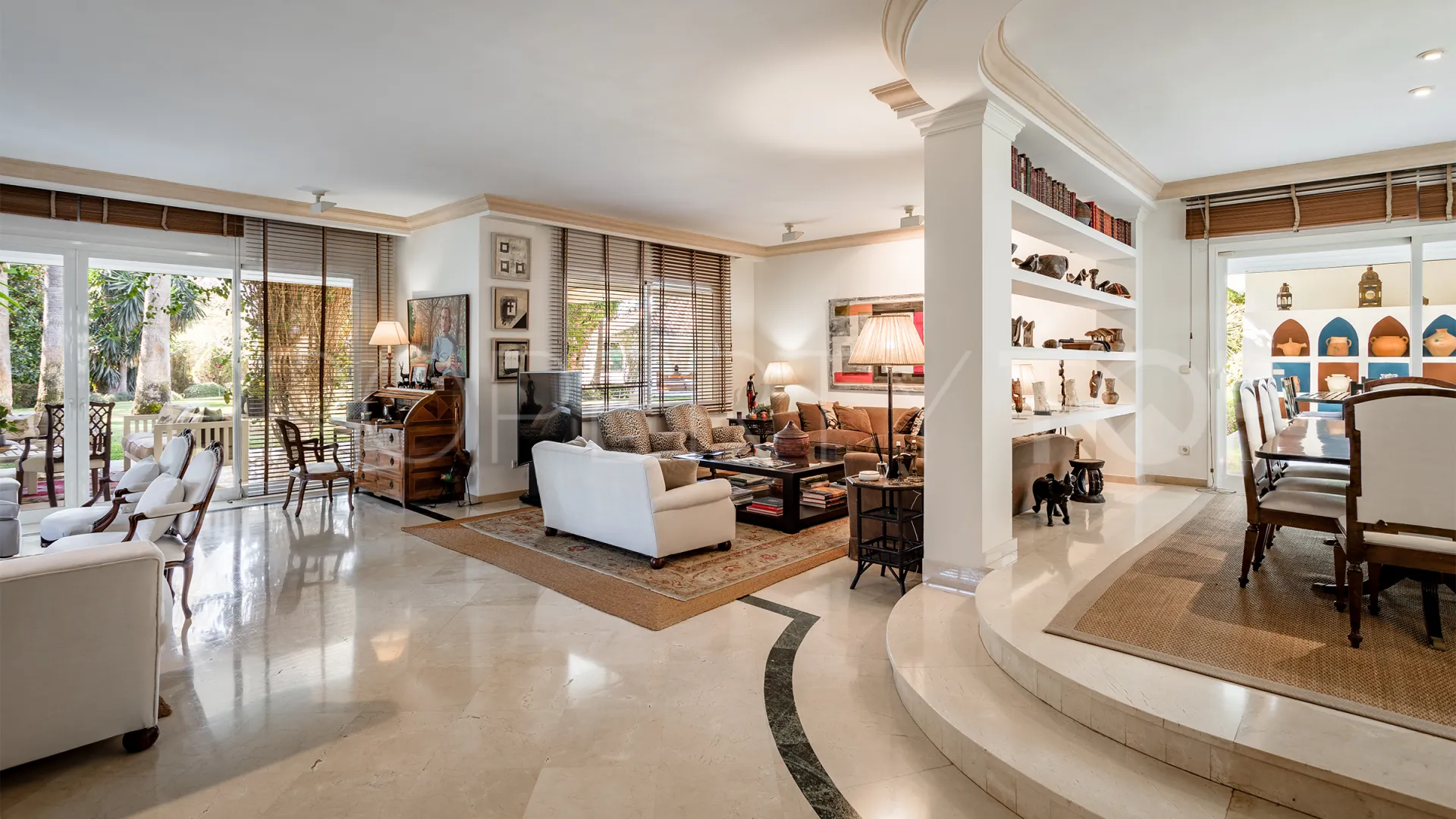 For sale villa with 6 bedrooms in Guadalmina Baja