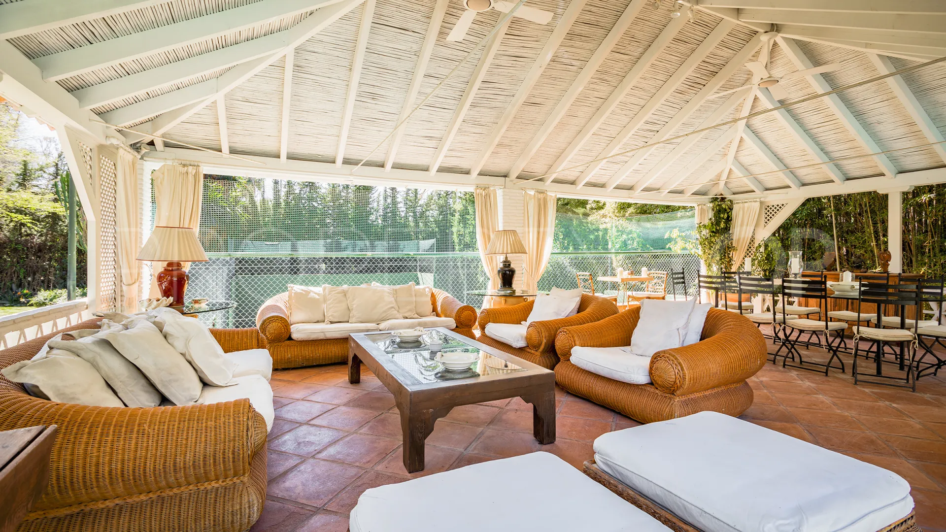 For sale villa with 6 bedrooms in Guadalmina Baja