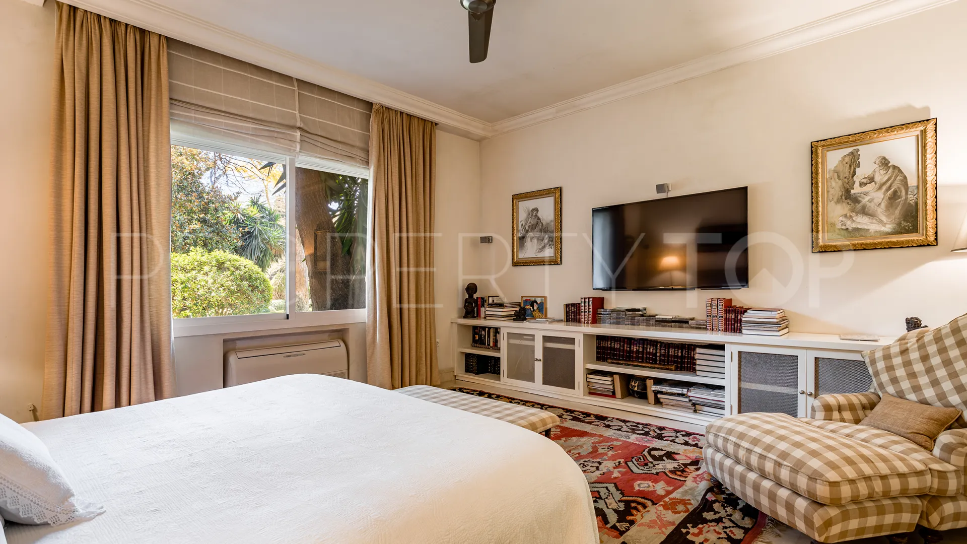 For sale villa with 6 bedrooms in Guadalmina Baja