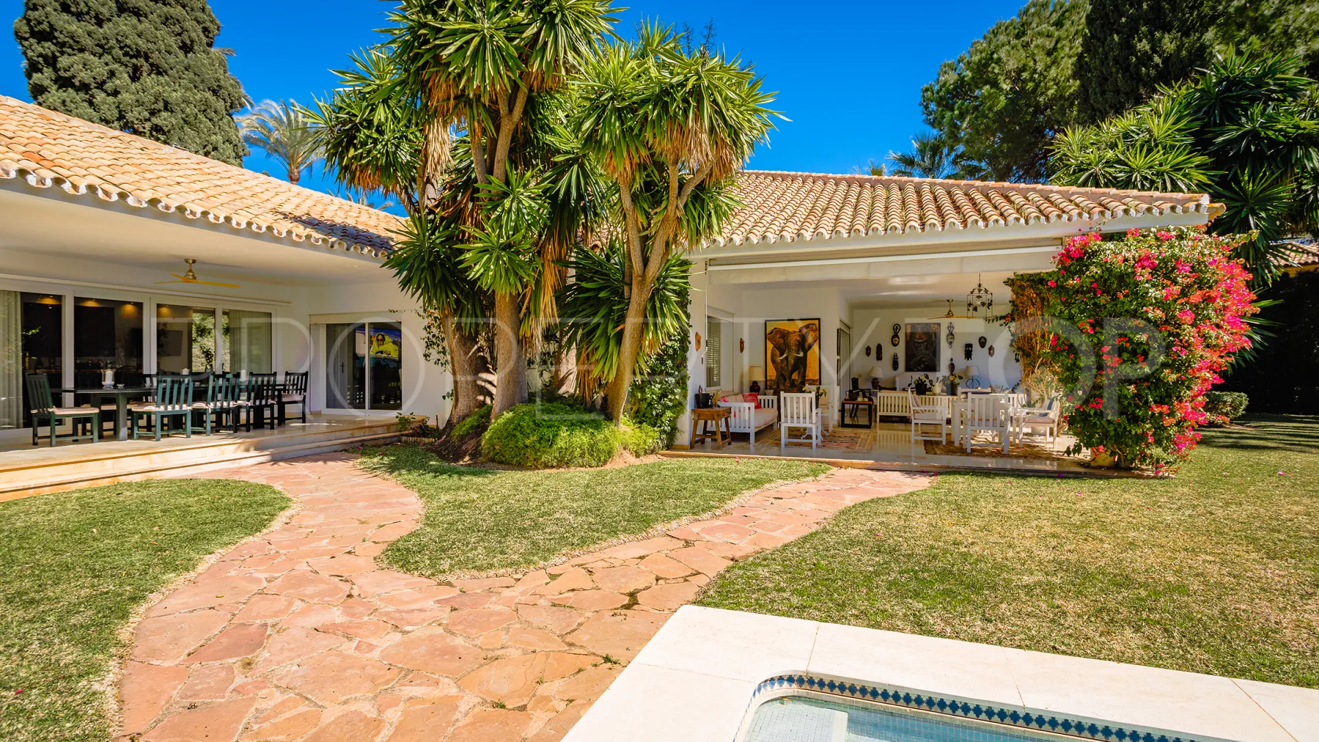 For sale villa with 6 bedrooms in Guadalmina Baja