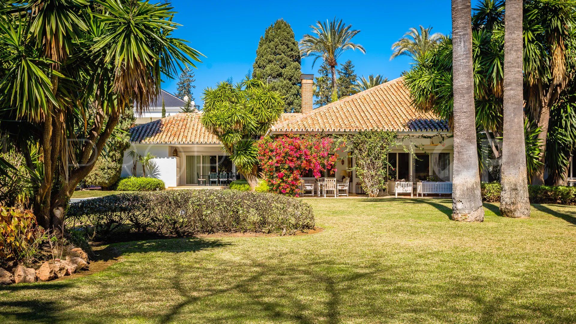 For sale villa with 6 bedrooms in Guadalmina Baja