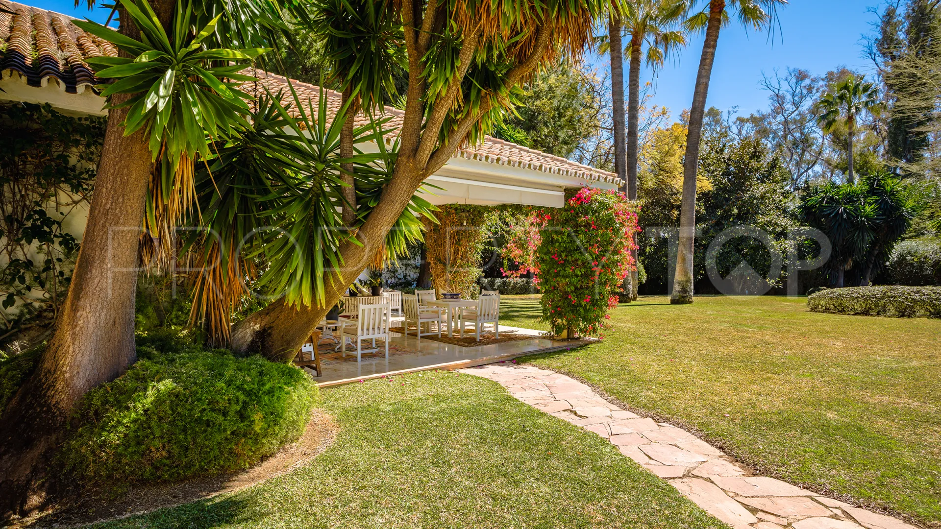 For sale villa with 6 bedrooms in Guadalmina Baja