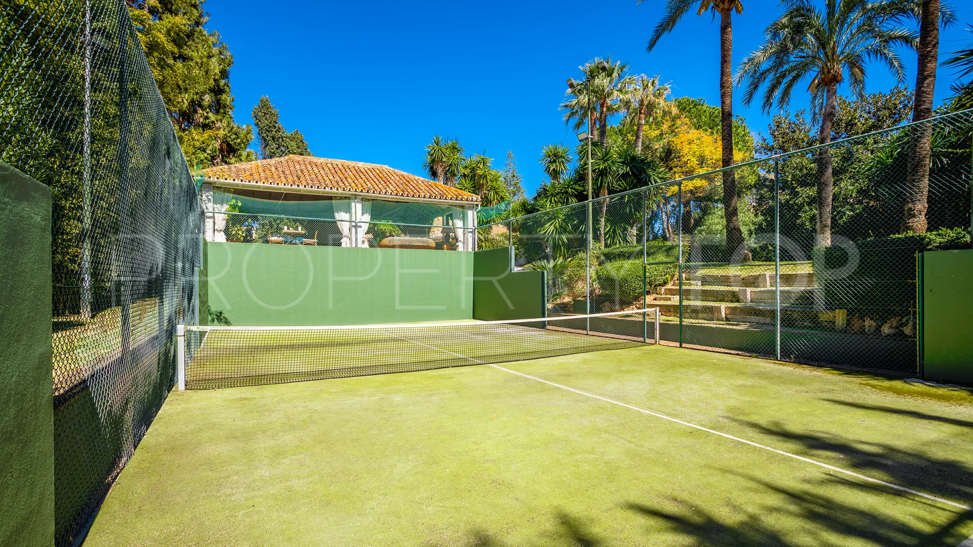 For sale villa with 6 bedrooms in Guadalmina Baja