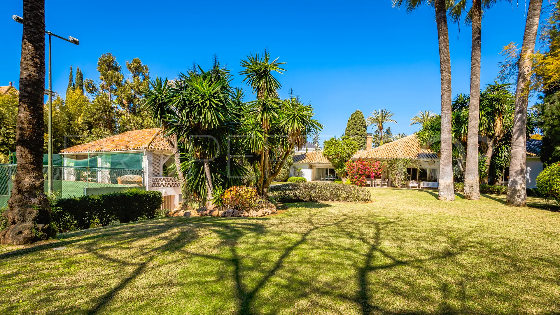 For sale villa with 6 bedrooms in Guadalmina Baja