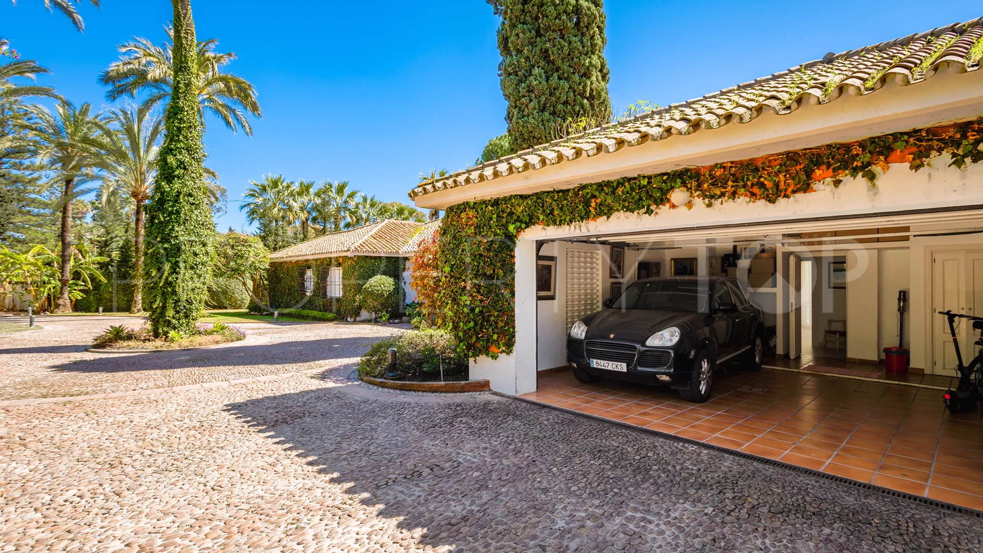 For sale villa with 6 bedrooms in Guadalmina Baja