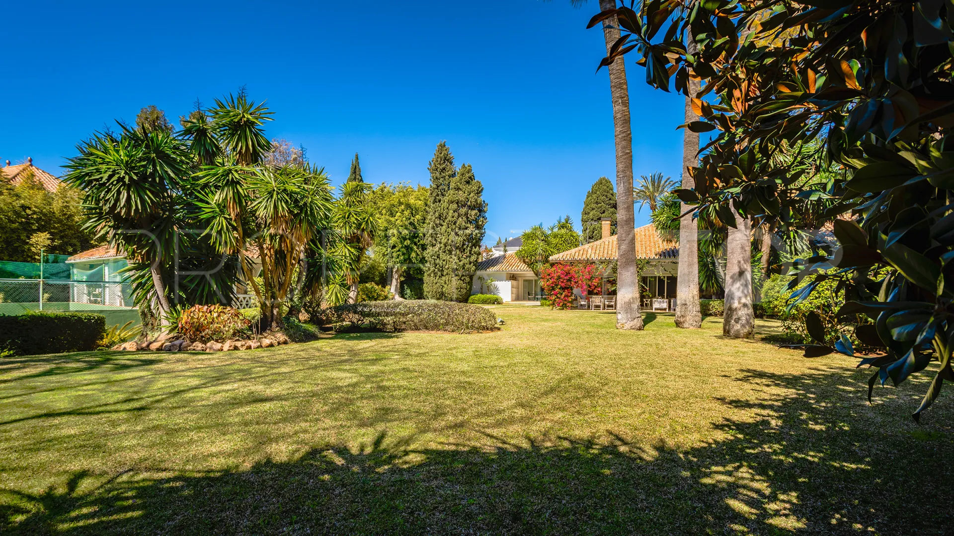 For sale villa with 6 bedrooms in Guadalmina Baja