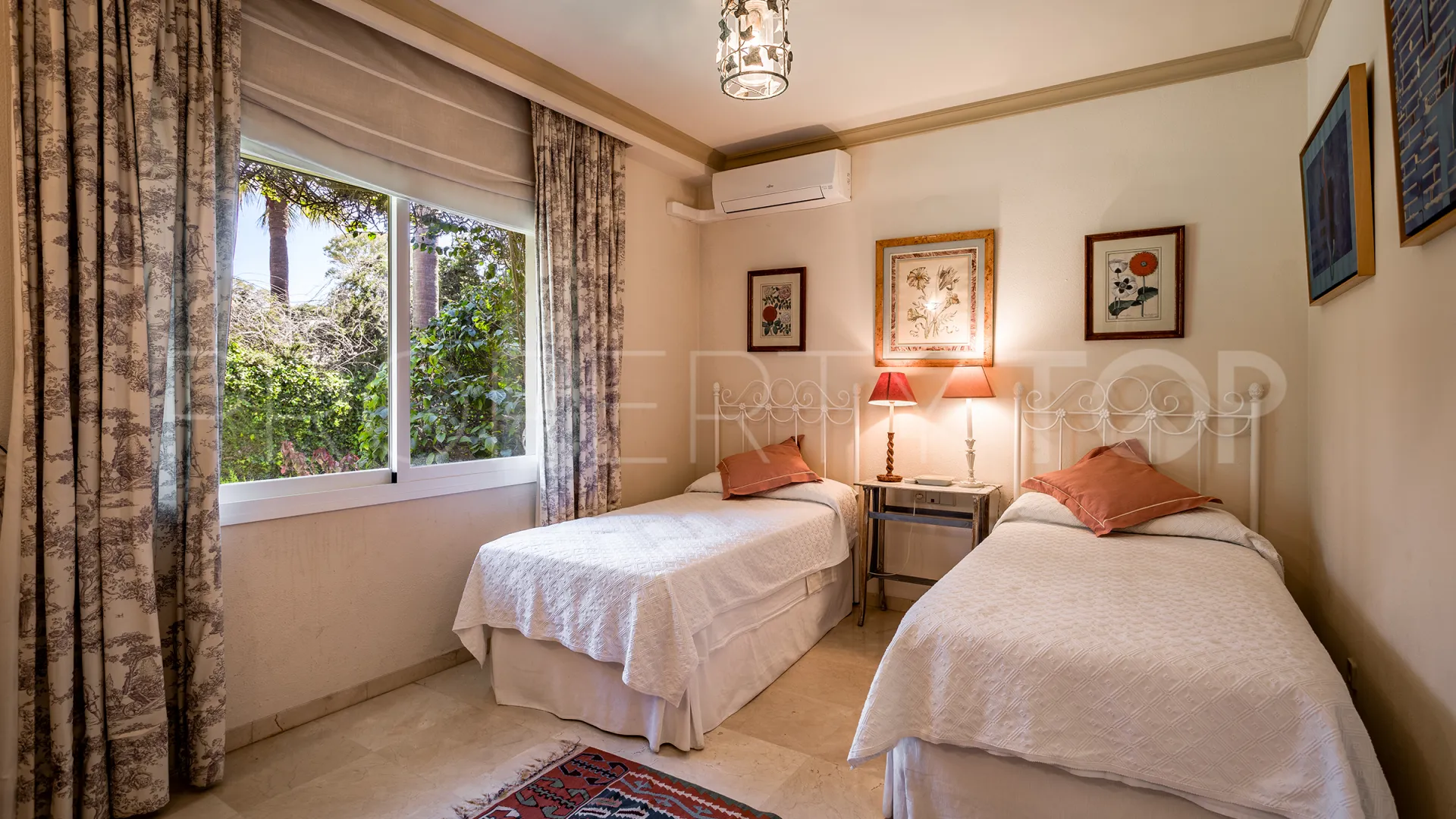For sale villa with 6 bedrooms in Guadalmina Baja