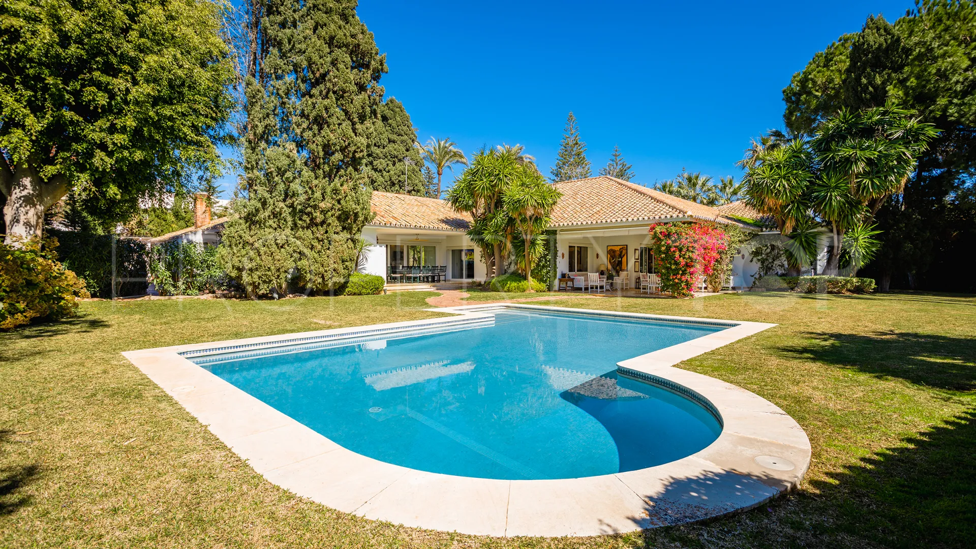 For sale villa with 6 bedrooms in Guadalmina Baja
