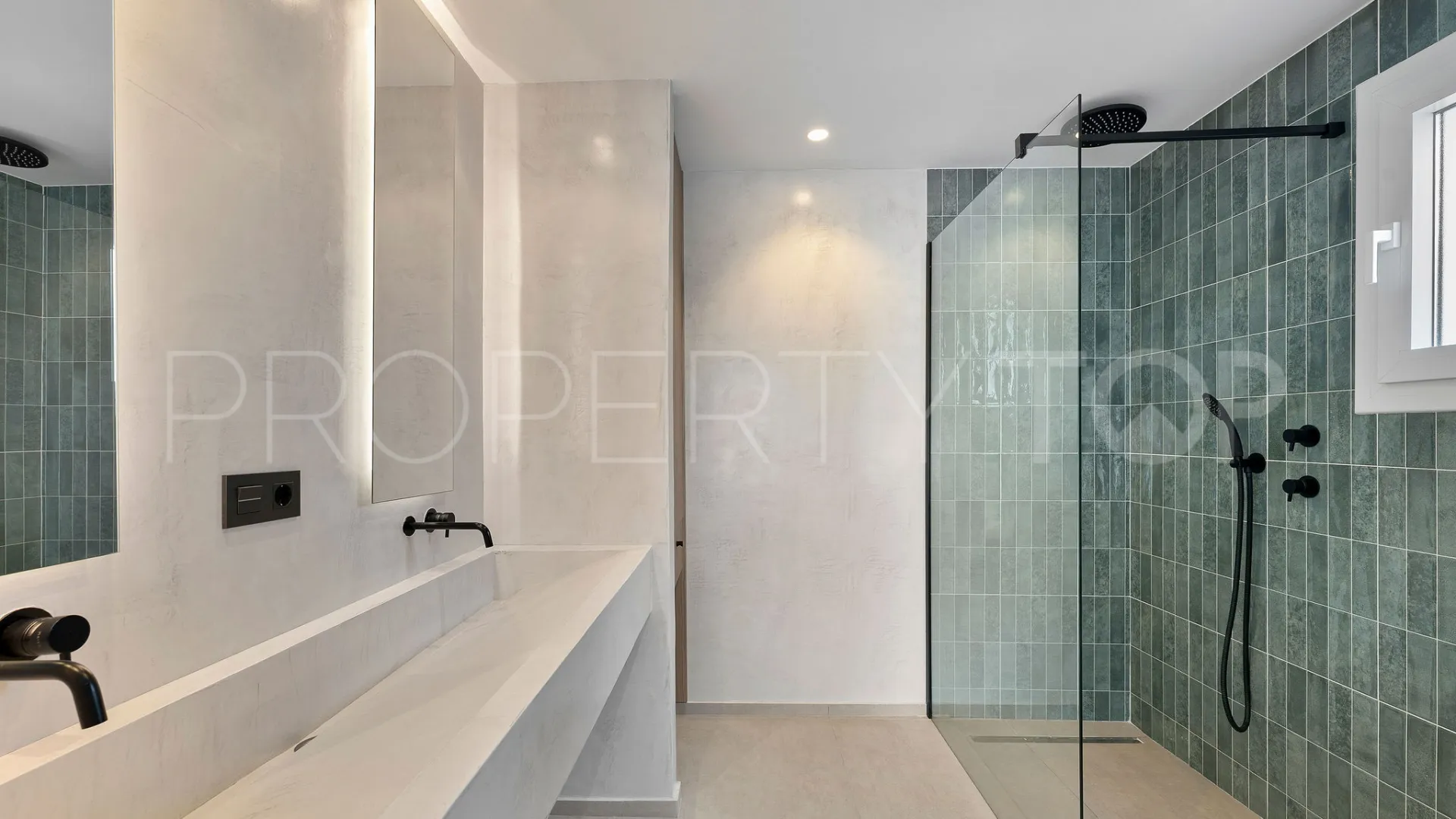 For sale Aloha Gardens penthouse