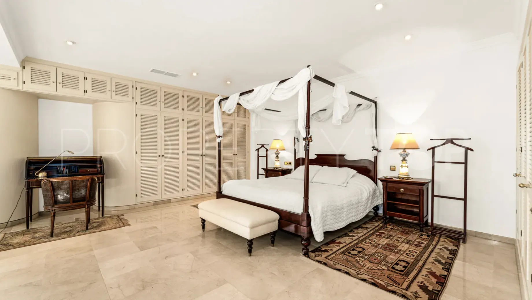 For sale villa in Los Monteros Playa with 5 bedrooms