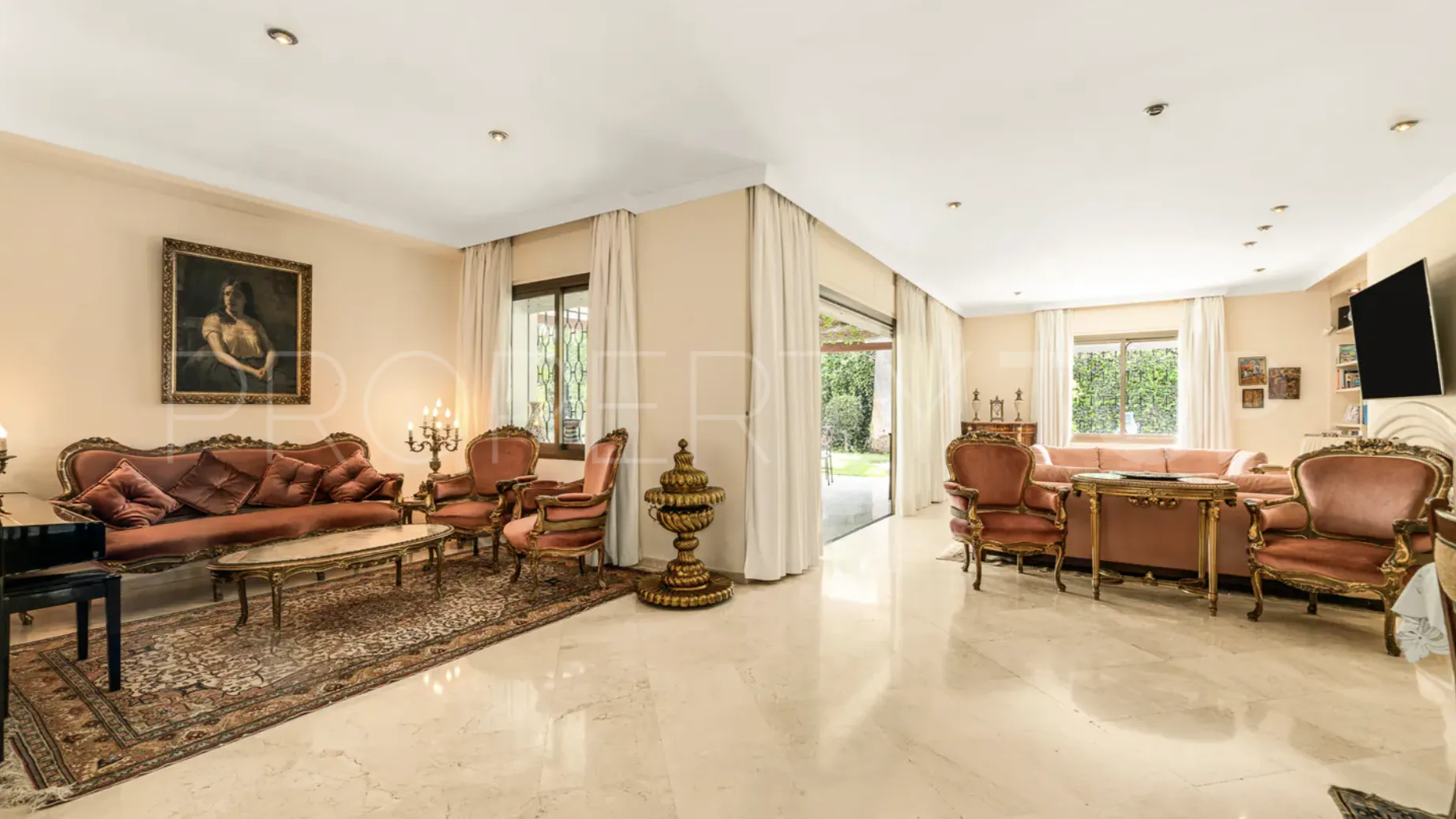 For sale villa in Los Monteros Playa with 5 bedrooms