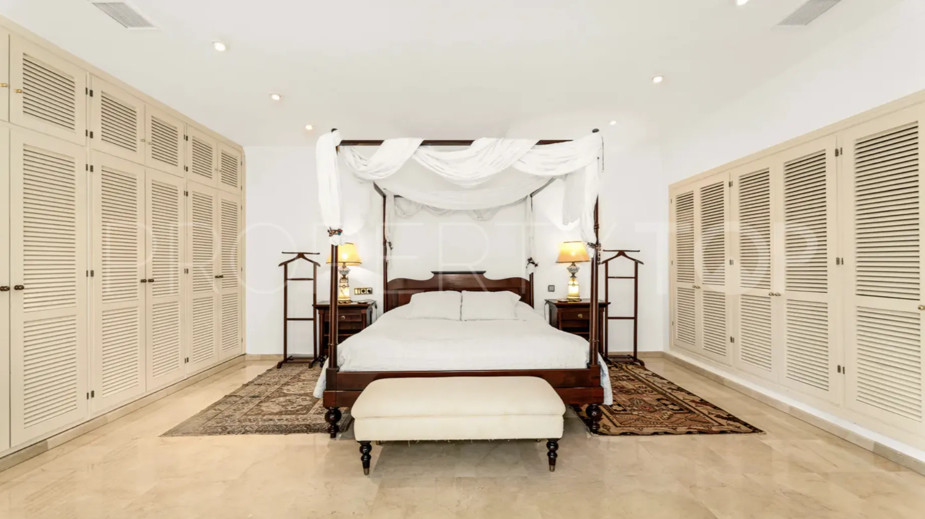 For sale villa in Los Monteros Playa with 5 bedrooms