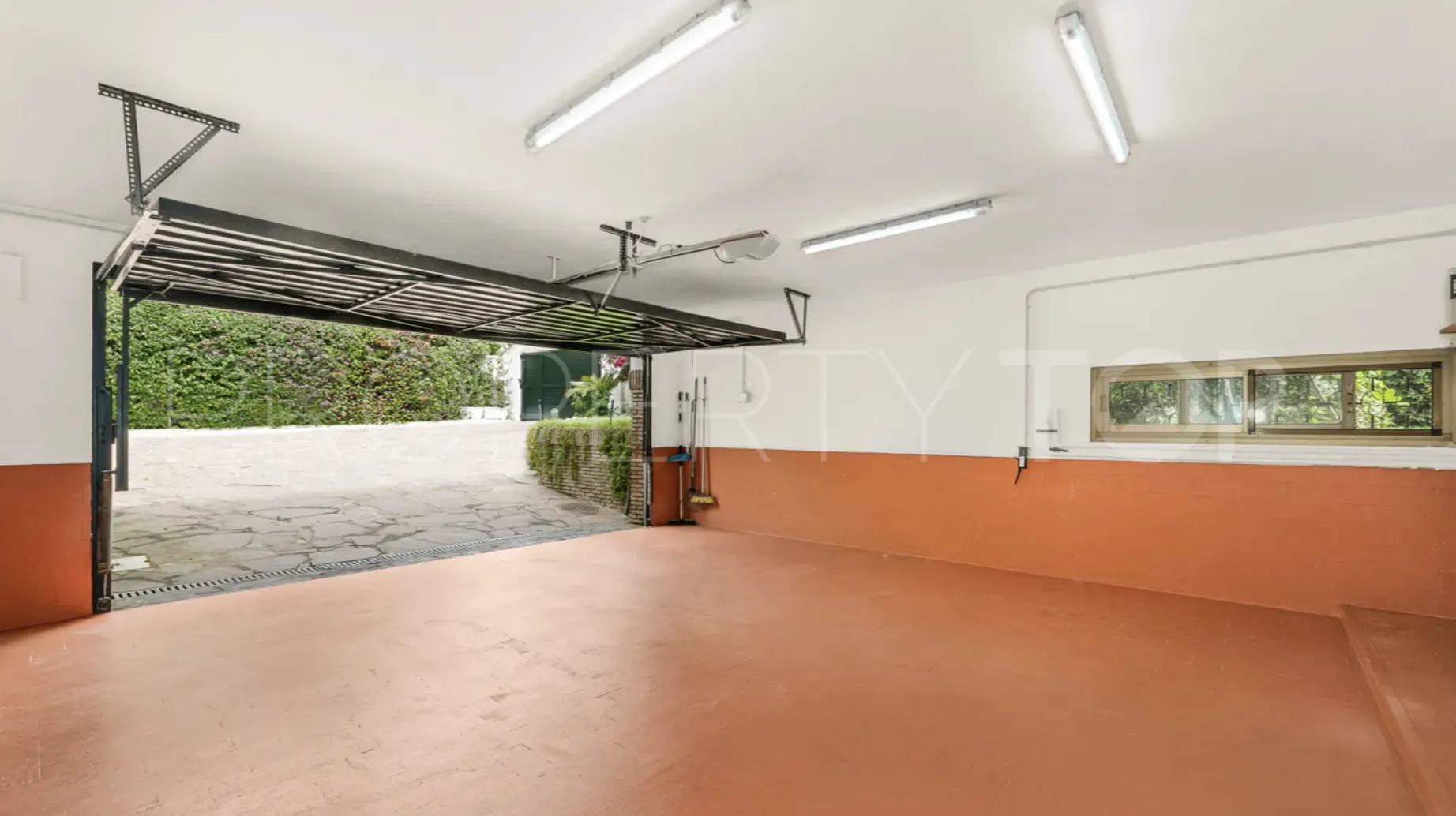 For sale villa in Los Monteros Playa with 5 bedrooms
