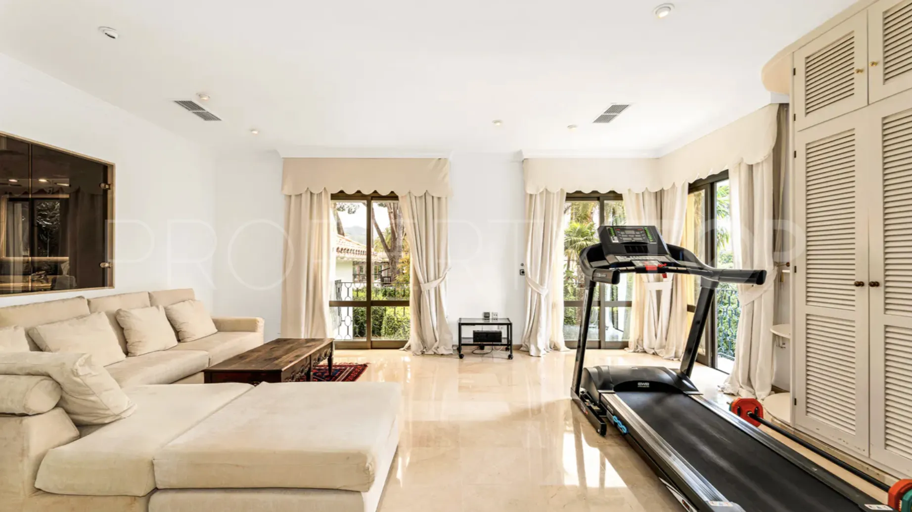 For sale villa in Los Monteros Playa with 5 bedrooms