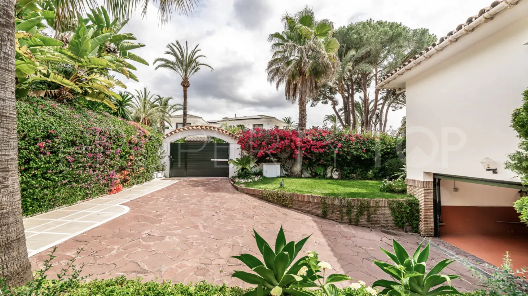 For sale villa in Los Monteros Playa with 5 bedrooms