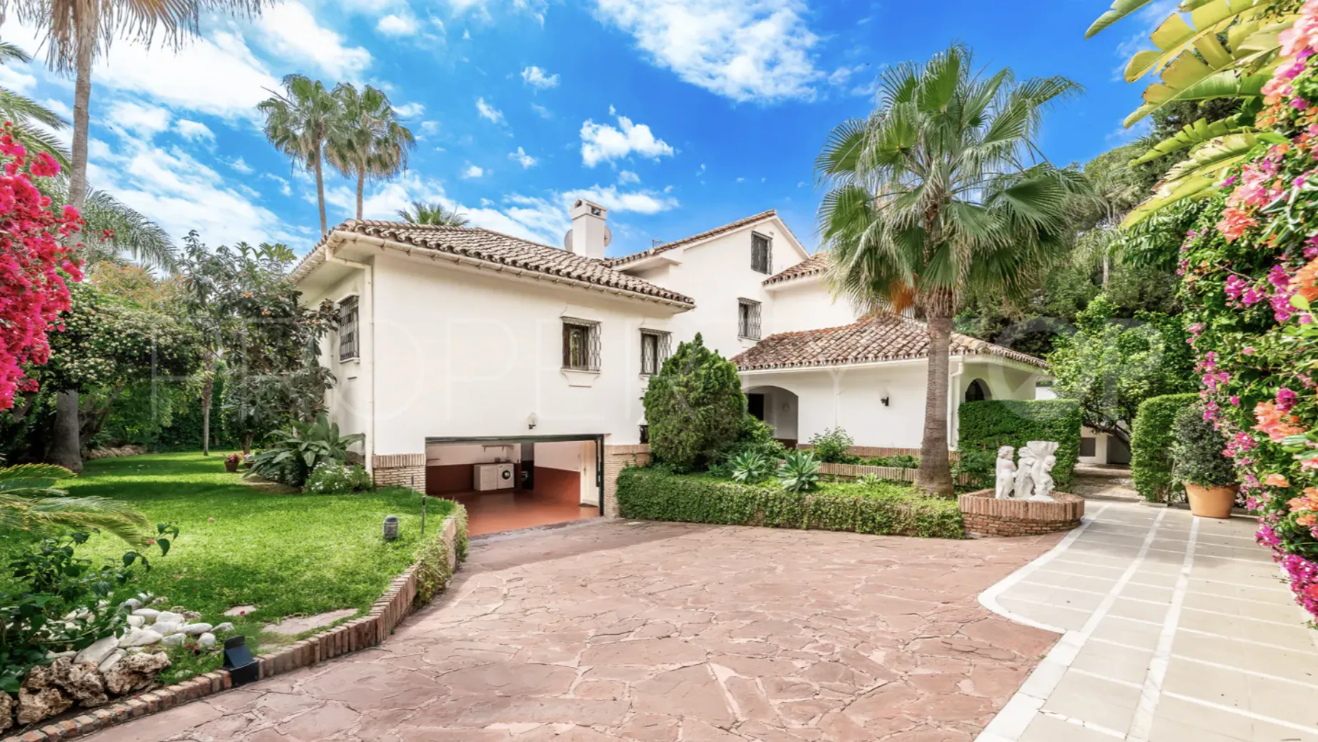For sale villa in Los Monteros Playa with 5 bedrooms