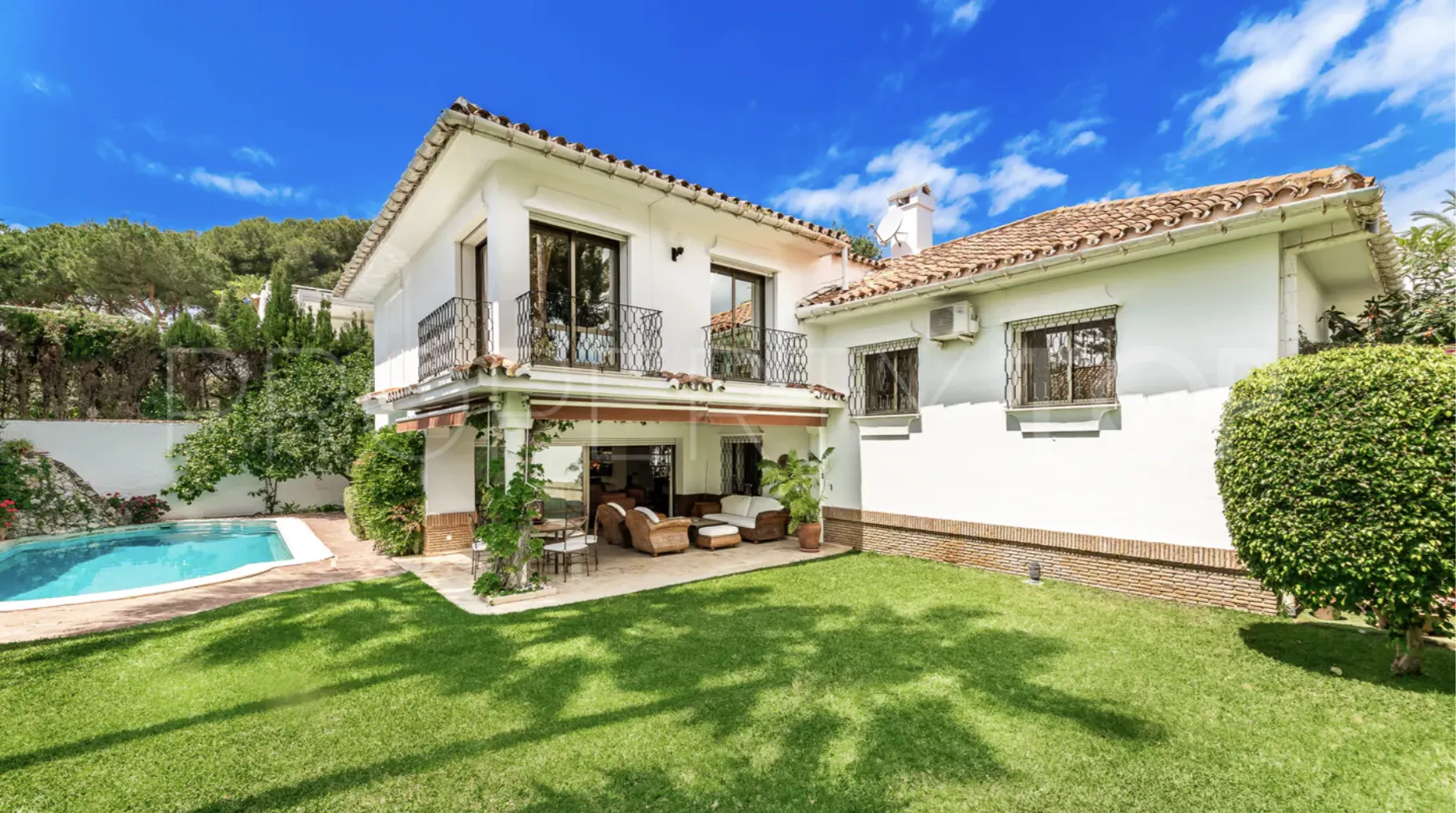 For sale villa in Los Monteros Playa with 5 bedrooms