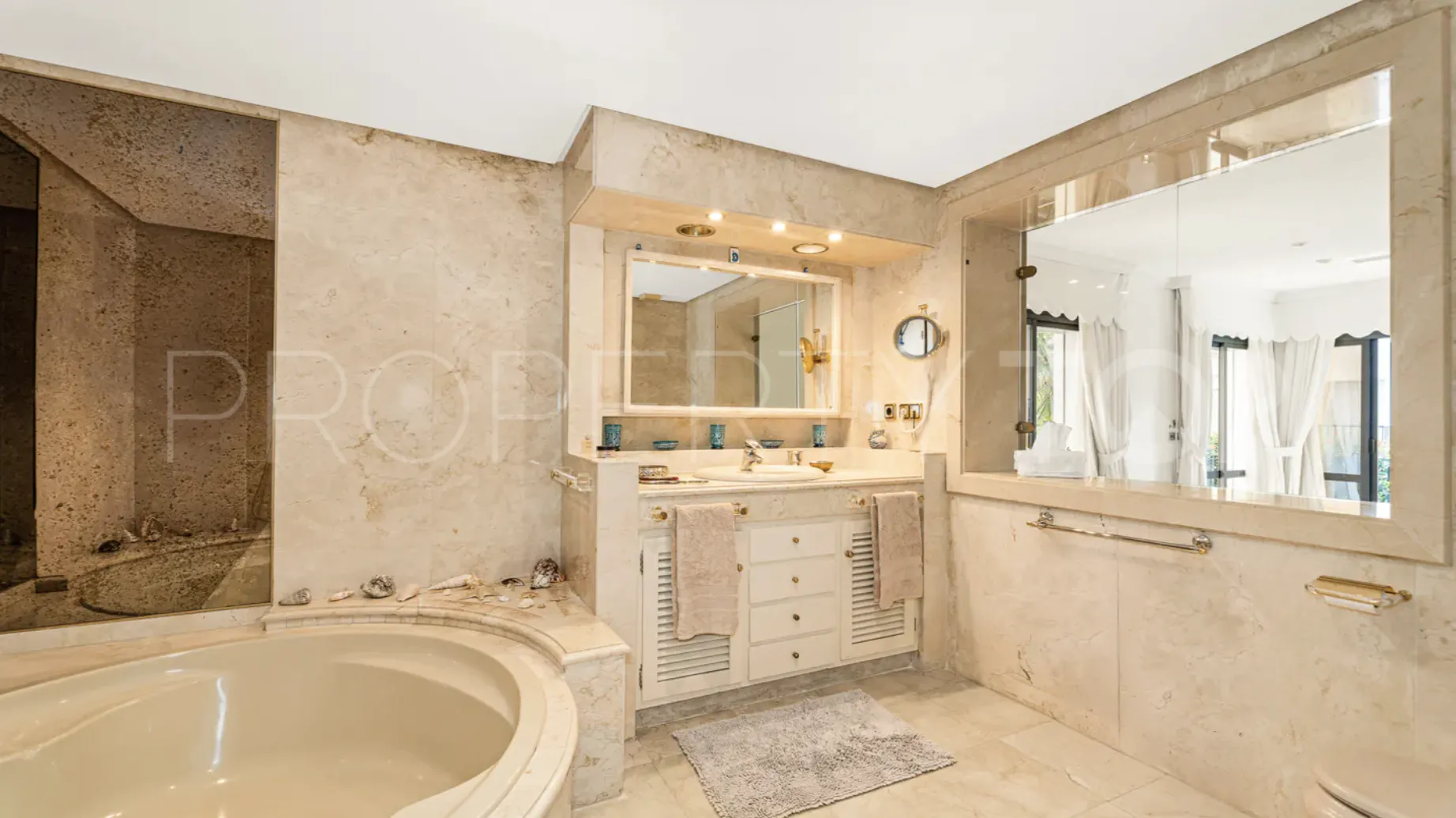 For sale villa in Los Monteros Playa with 5 bedrooms